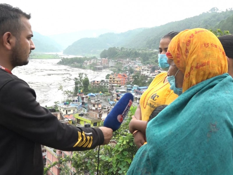 आफ्नै घरखेत डुबेको स्थलगत रिपोर्टिङ गरेका एक पत्रकार